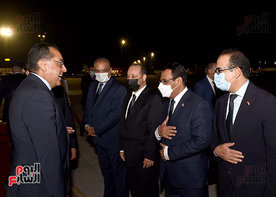 رئيس الوزراء يستقبل نظيره اليمني بمطار القاهرة  (6)