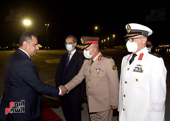رئيس الوزراء يستقبل نظيره اليمني بمطار القاهرة  (5)
