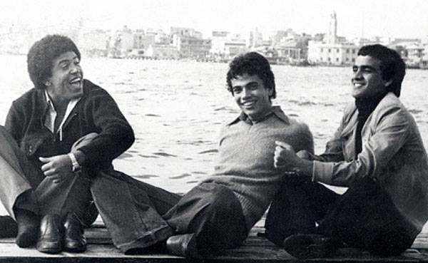 عمرو دياب مع أصدقائه