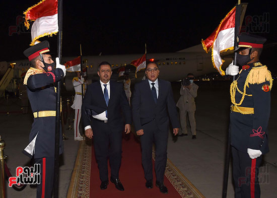 رئيس الوزراء يستقبل نظيره اليمني بمطار القاهرة  (2)
