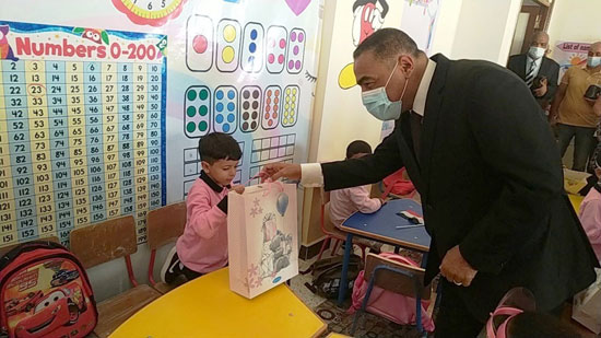 اللواء خالد شعيب يسلم تلميذ هدية بداية العام الدراسي
