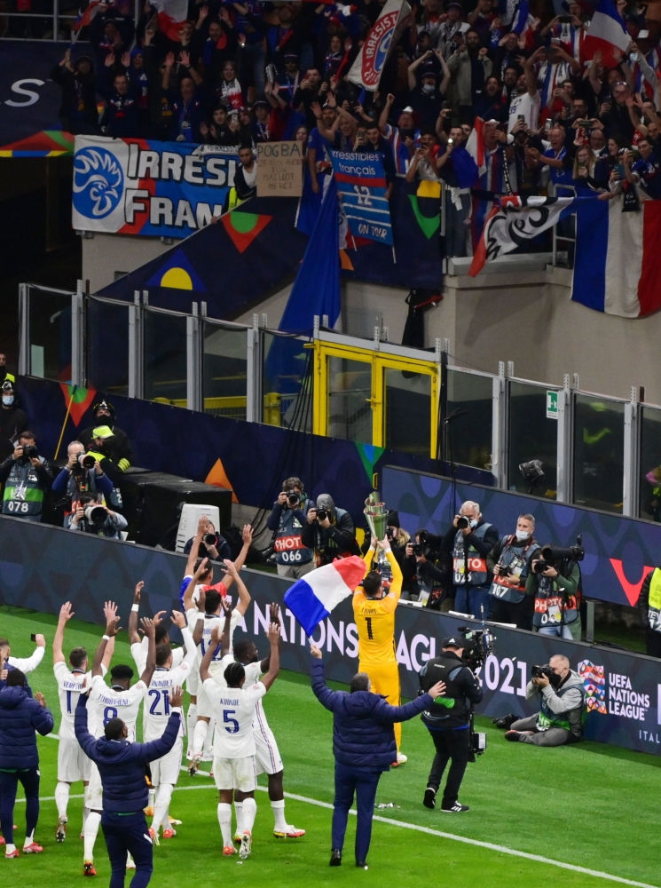 علم فرنسا في ملعب سان سيرو