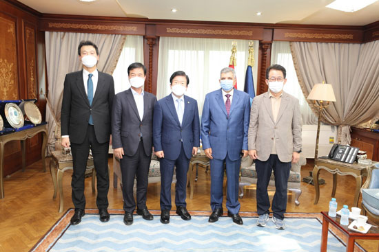 الفريق أسامة ربيع يستقبل رئيس البرلمان الكورى (3)