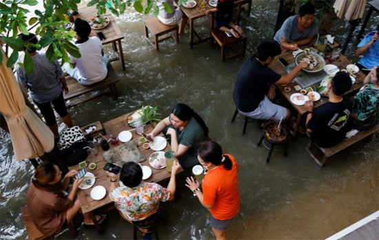 المطعم العائم فى تايلاند
