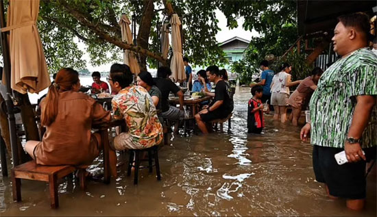 تم إغلاق ما يقدر بنحو 50000 مطعم بشكل دائم وفقًا لجمعية المطاعم التايلاندية ، ويعرب تيتيبورن عن امتنانه لإبقاء أبوابه مفتوحة