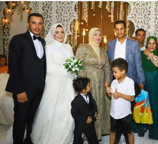 الدكتور مصطفى شقيق العريس وزوجته مع العروسان