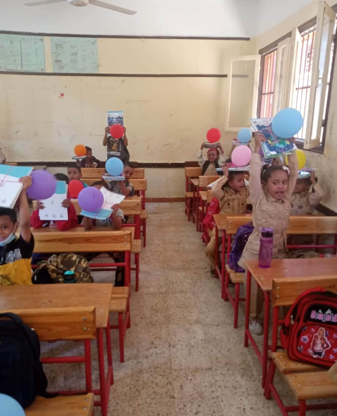 فرحة تلاميذ مدرسة الحرية الإبتدائية بقرية الرزيقات