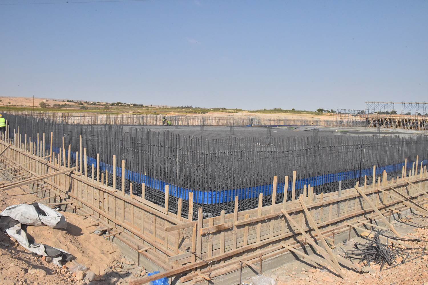 محافظ أسيوط يضع حجر أساس مشروع صرف صحى قرى مركز الفتح  (14)
