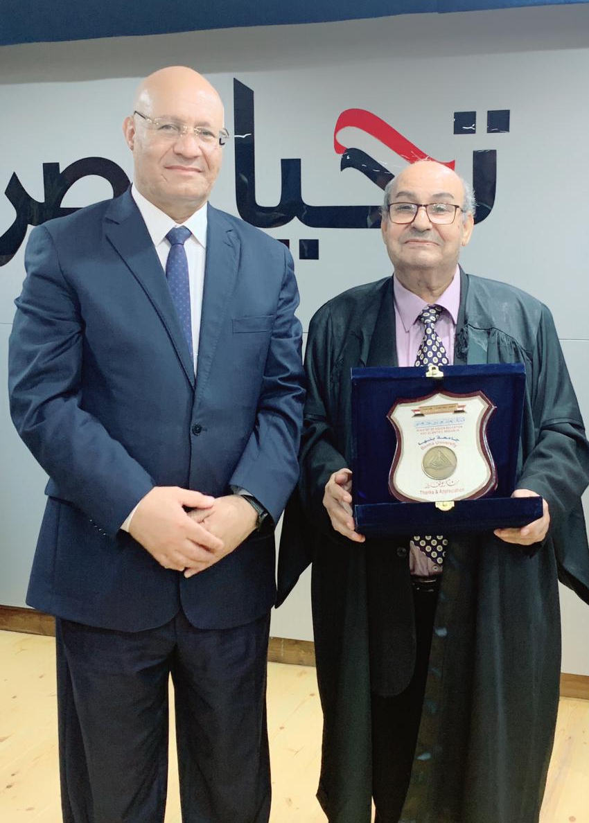  الدكتور عبدالله زلطة يفوز بجائزة جامعة بنها التقديرية (2)