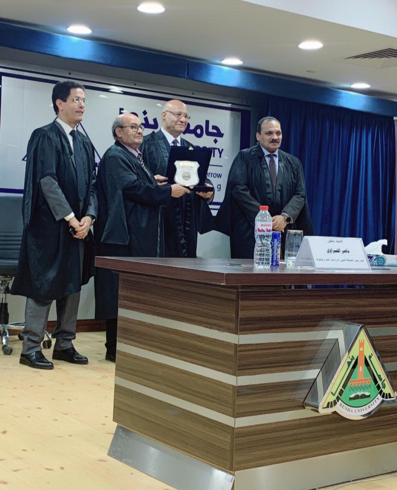  الدكتور عبدالله زلطة يفوز بجائزة جامعة بنها التقديرية (3)