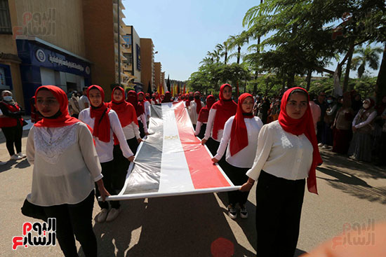 طالبات-تحمل-علم-مصر