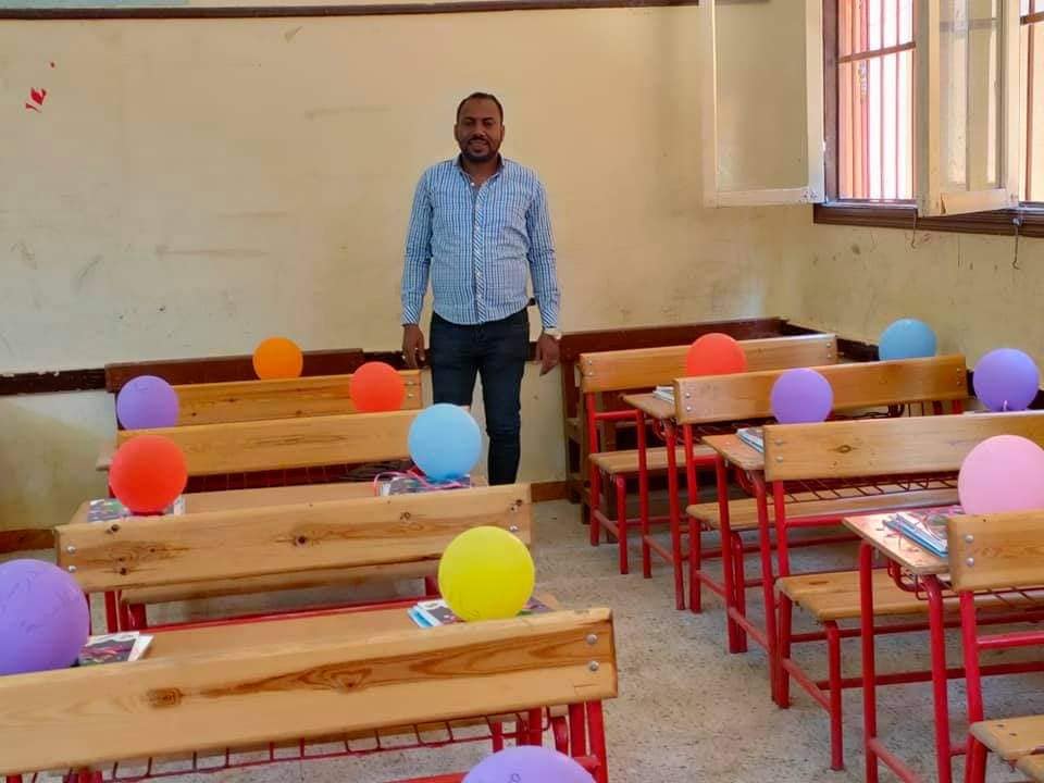 معلم فى مدرسة الحرية الإبتدائية بقرية الرزيقات خلال استقبال التلاميذ