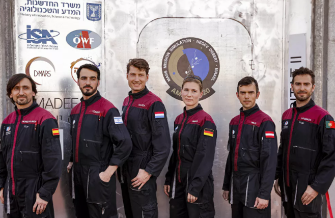 رواد الفضاء الستة في بعثة  ألمانيا،