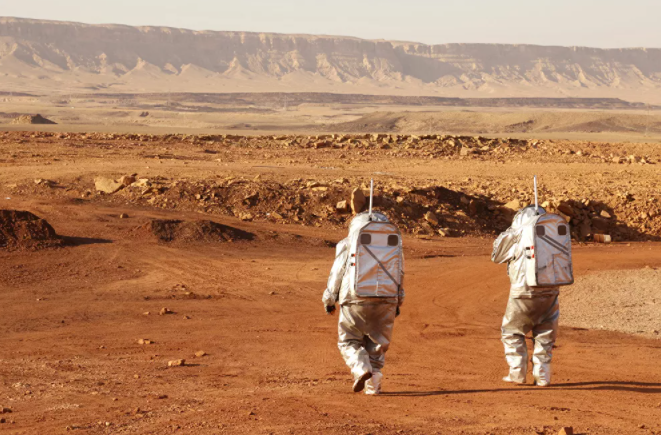 رواد فضاء يرتدون بدلات فضائية خلال مهمة تدريبية لكوكب المريخ