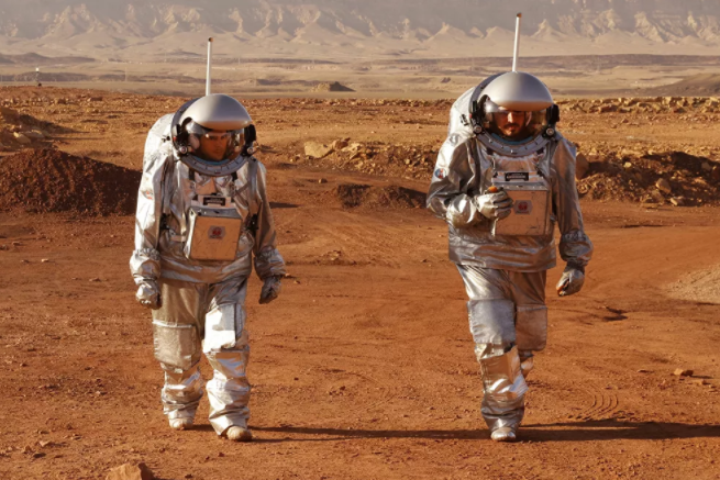 رواد فضاء خلال مهمة تدريبية لكوكب المريخ،