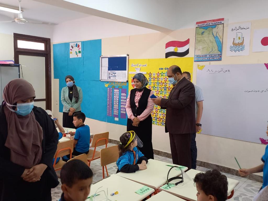 رئيس مركز ومدينة بيلا يتفقد المدرسة المصرية اليابانية بقرية إبشان (2)