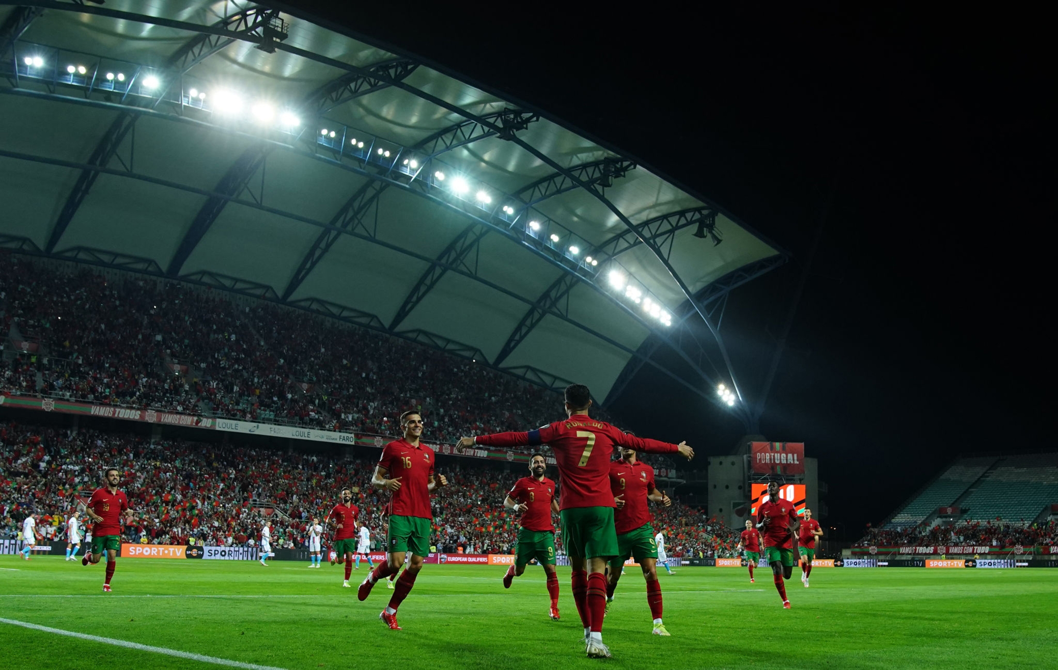احتفال رونالدو مع لاعبى البرتغال