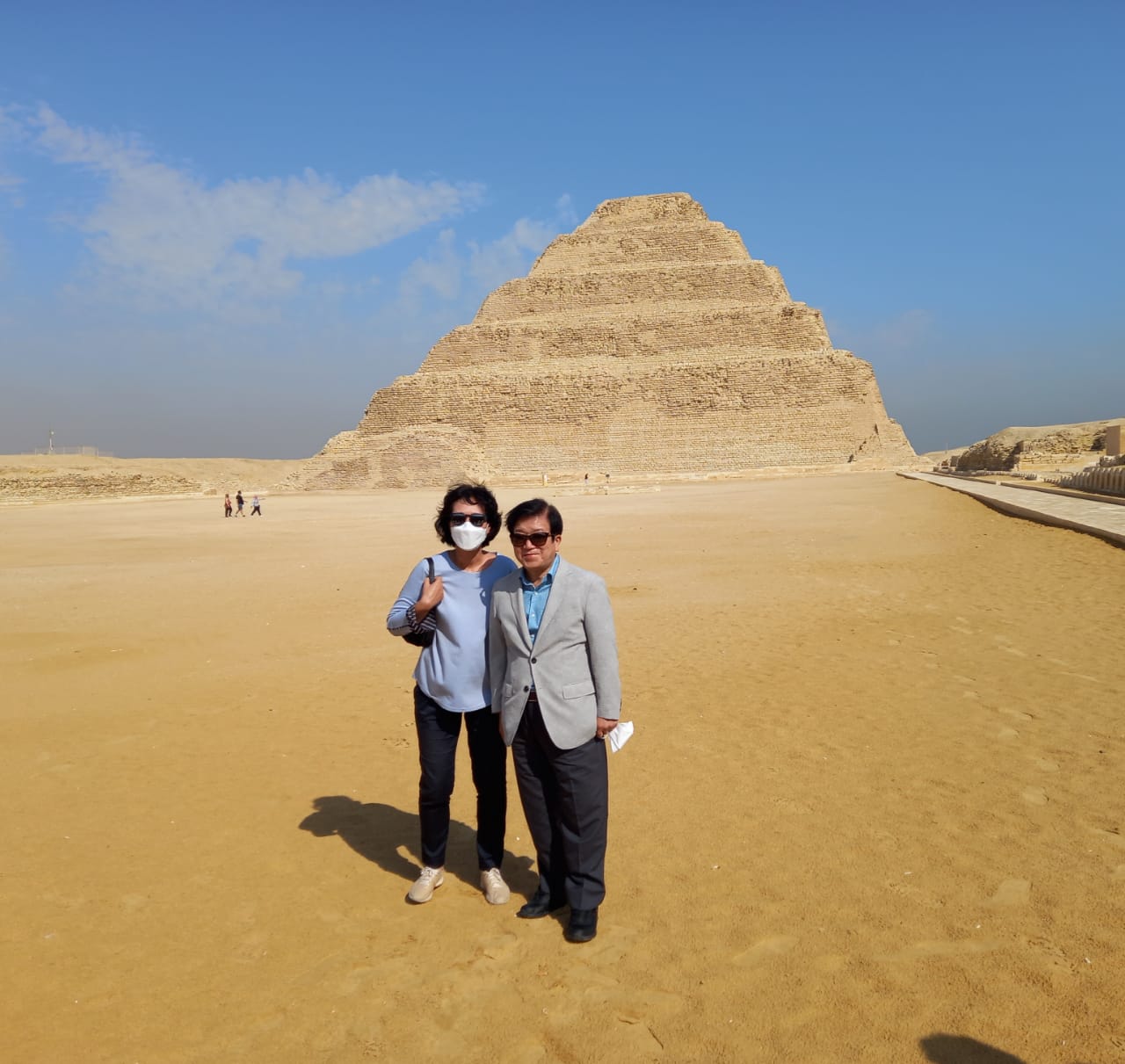 رئيس الجمعية أمام الأهرامات رئيس الجمعية أمام الأهرامات
