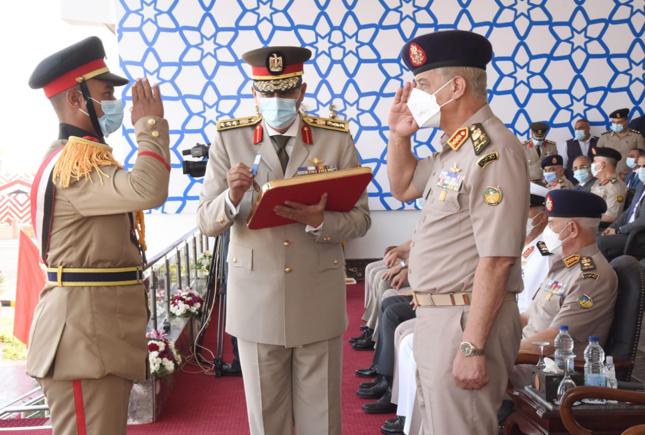 وزير الدفاع يشهد الاحتفال بتخريج الدفعة 159 من معهد ضباط الصف المعلمين (6)