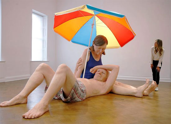 تمثال بعنوان زوجان تحت مظلة للفنان الأسترالي رون مويك