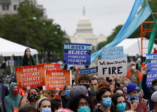 الناس يتظاهرون خلال احتجاج على تغير المناخ في يوم الشعوب الأصلية في واشنطن