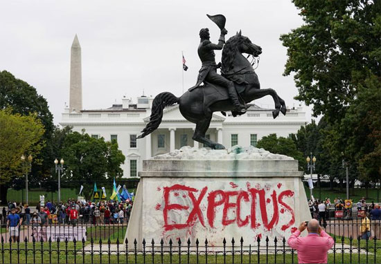 تمثال الرئيس الأمريكي أندرو جاكسون خلال تظاهر الناس على تغير المناخ في يوم السكان الأصليين ،
