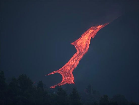 ينفث بركان كومبر فيجا حممًا ودخانًا مع استمرار ثورانه في جزيرة لا بالما الكنار