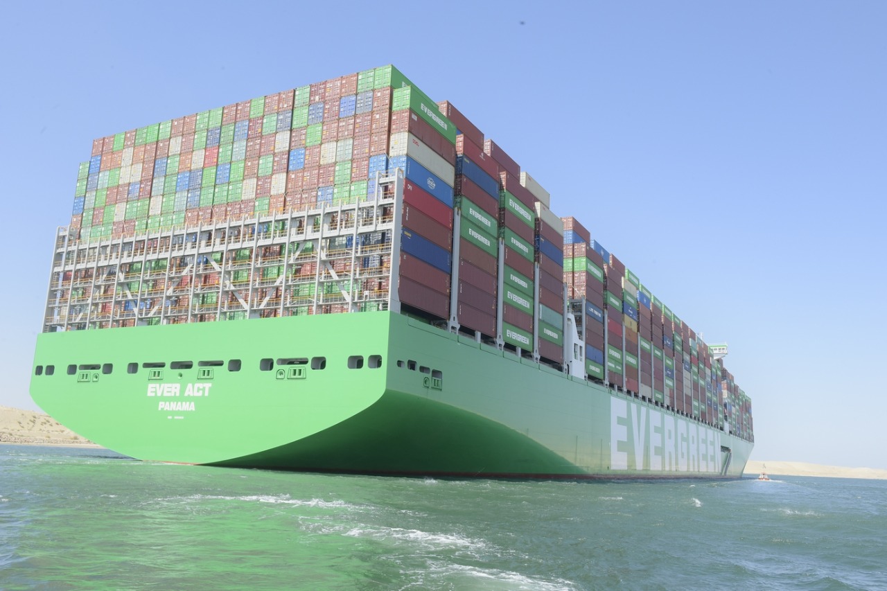 عبور أكبر سفينة حاويات فى العالم لقناة السويس  (1)