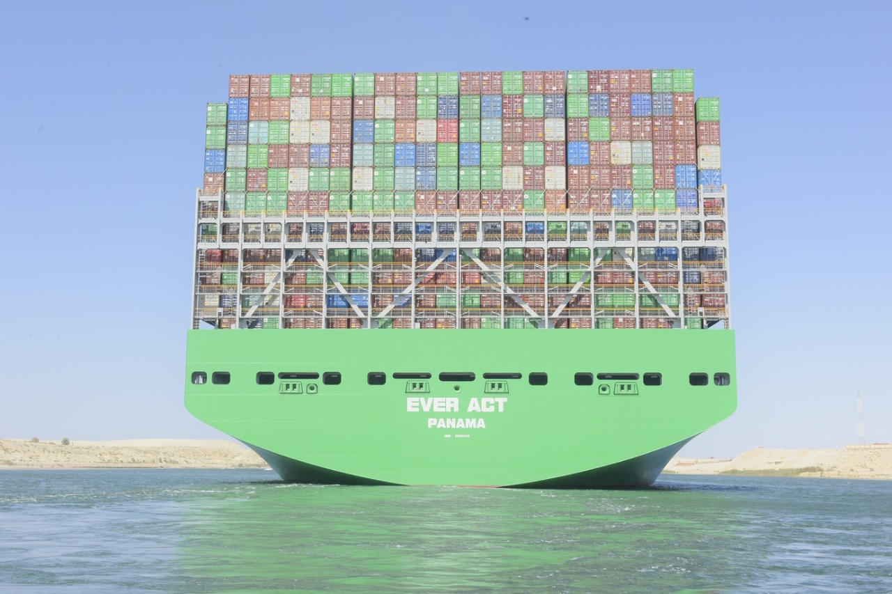 عبور أكبر سفينة حاويات فى العالم لقناة السويس  (3)