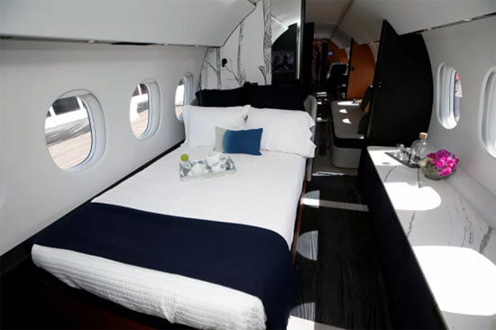 صورة داخل غرفة نوم لطائرة رجال الأعمال من طراز Dassault Aviation Falcon 10X في مطار هندرسون خلال مؤتمر ومعرض طيران