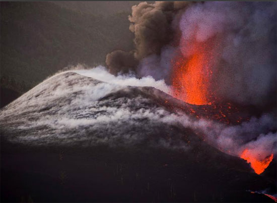 ينفث بركان كومبر فيجا حممًا ودخانًا مع استمرار ثورانه في جزيرة لا بالما