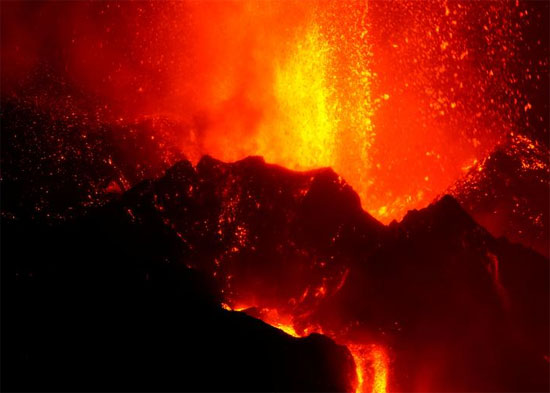 يواصل بركان كومبر فيجا اندلاعه في جزيرة لا بالما الكناري