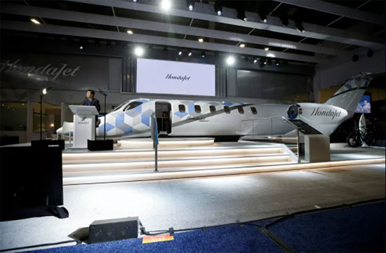 ميشيماسا فوجينو، الرئيس والمدير التنفيذي لشركة هوندا للطائرات، يكشف النقاب عن نموذج لطائرة HondaJet 2600، خلال مؤتمر