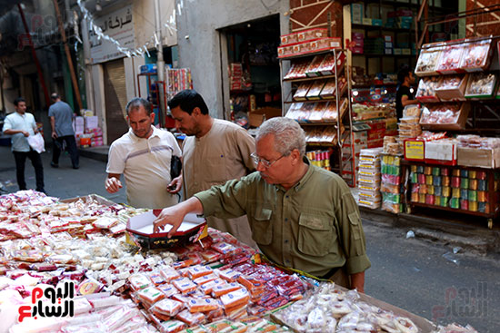 إقبال المواطنين على شراء حلوى المولد النبوى