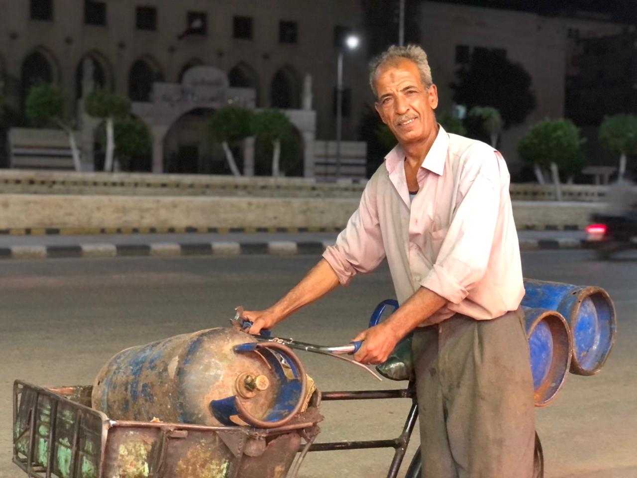 عم رمضان يجوب شوارع المنصورة بدراجة لبيع الأنابيب  (13)
