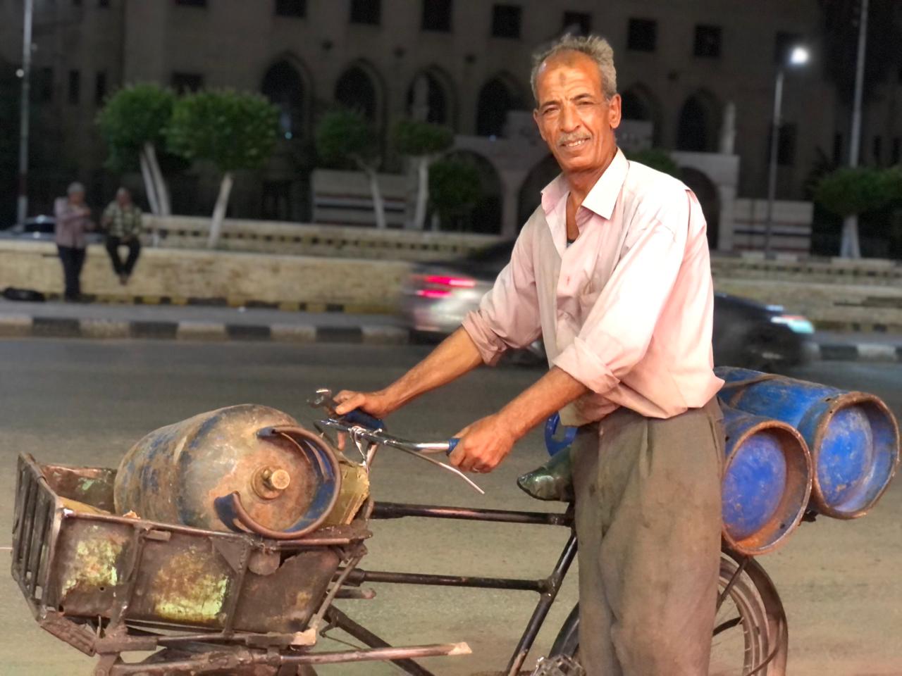 عم رمضان يجوب شوارع المنصورة بدراجة لبيع الأنابيب  (10)