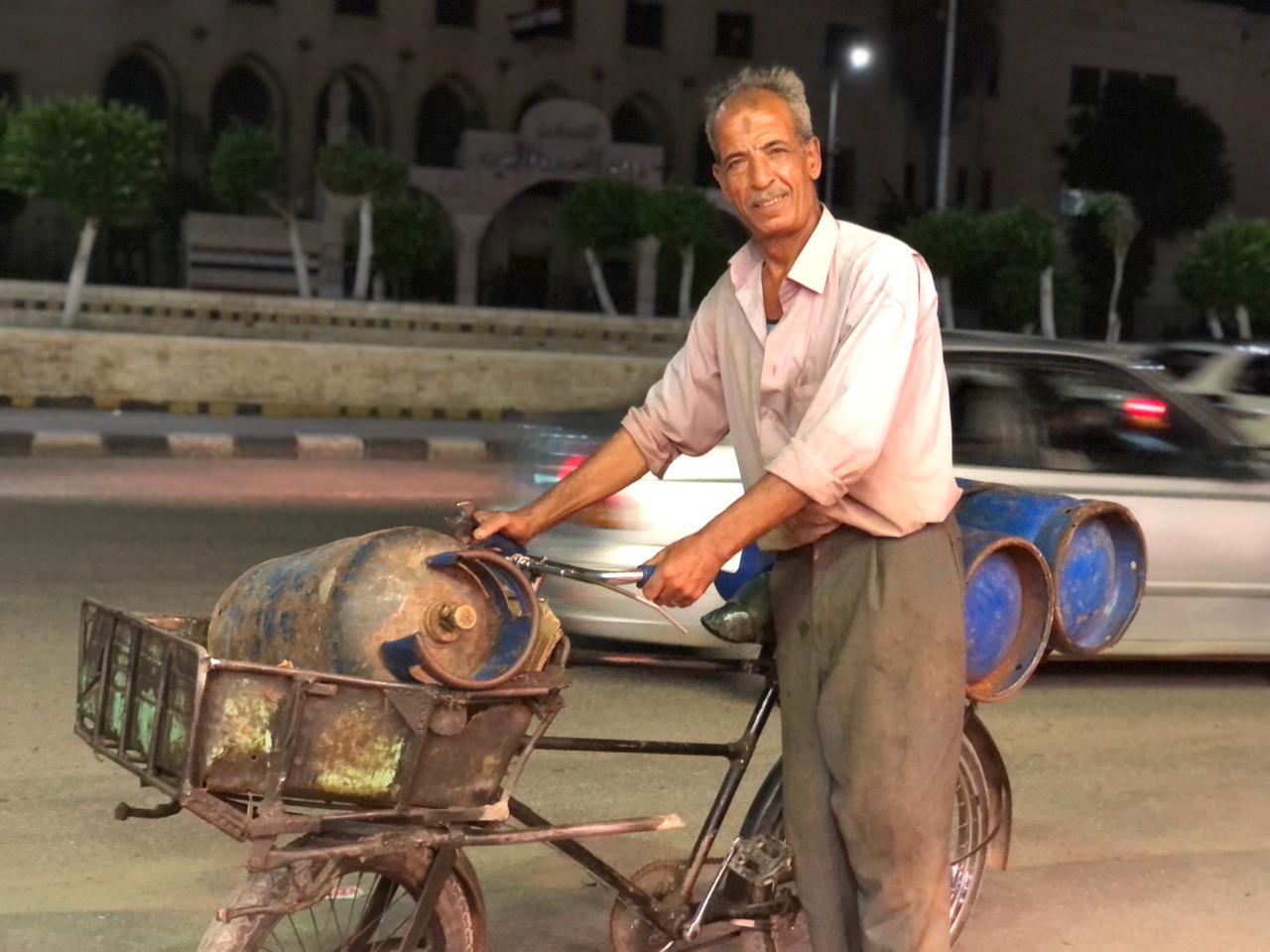 عم رمضان يجوب شوارع المنصورة بدراجة لبيع الأنابيب  (12)