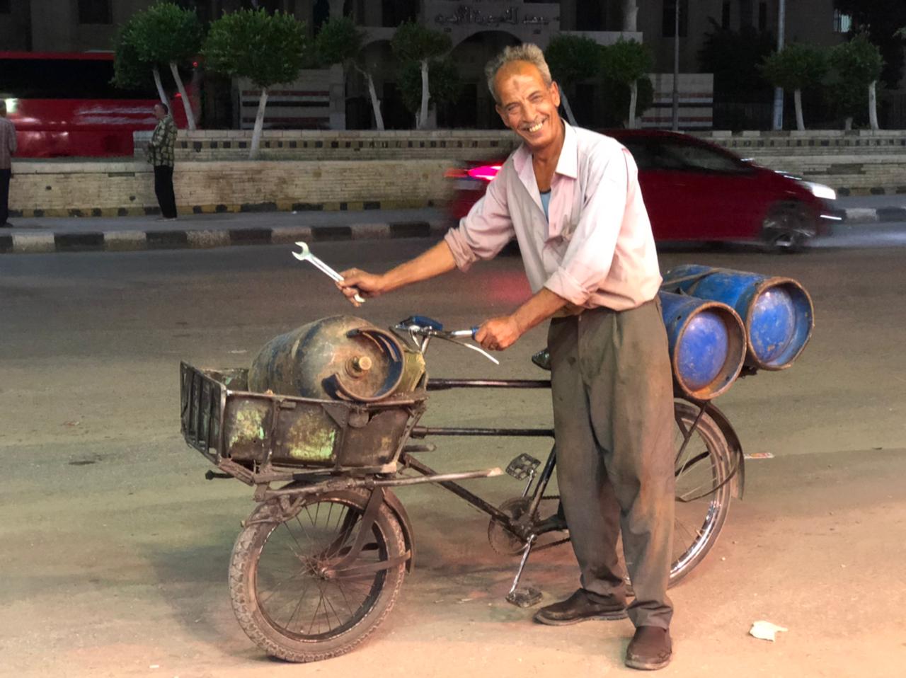 عم رمضان يجوب شوارع المنصورة بدراجة لبيع الأنابيب  (18)
