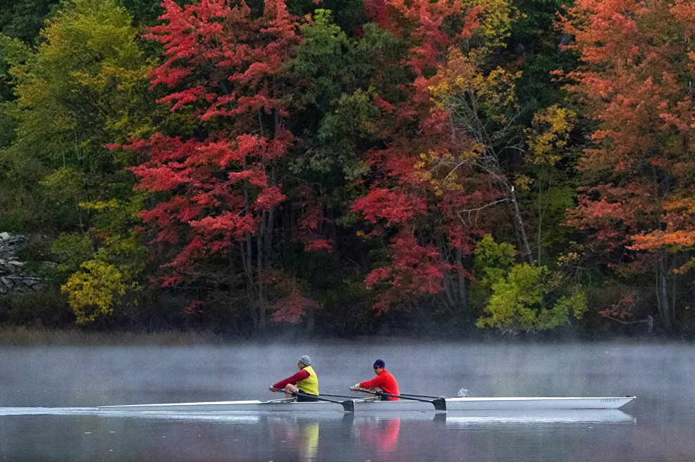 نهر أندروسكوجين في برونزويك بولاية مين، حيث تغيرت أوراق الشجر إلى ألوان الخريف