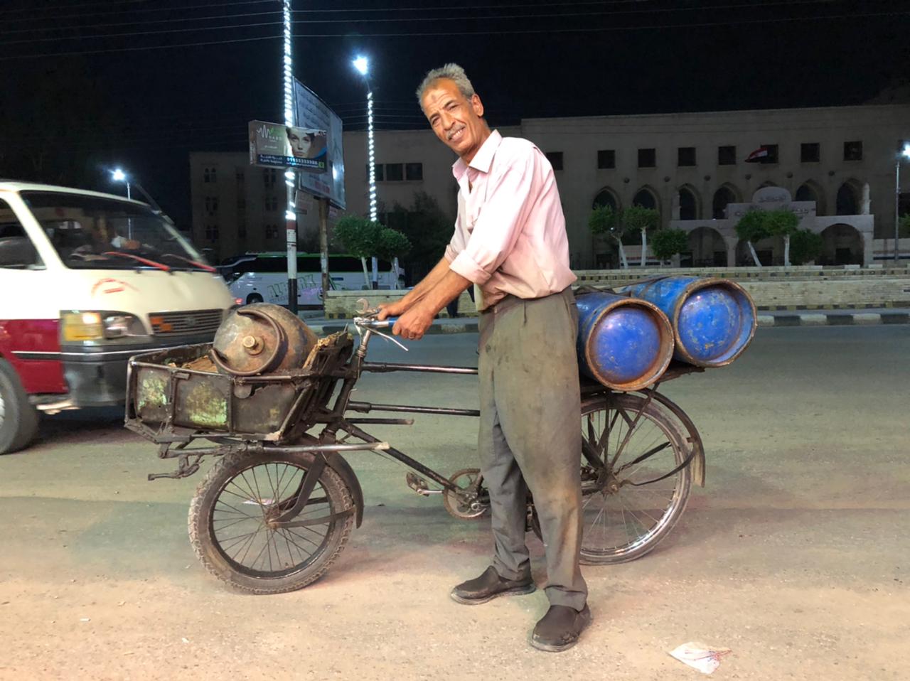 عم رمضان يجوب شوارع المنصورة بدراجة لبيع الأنابيب  (8)