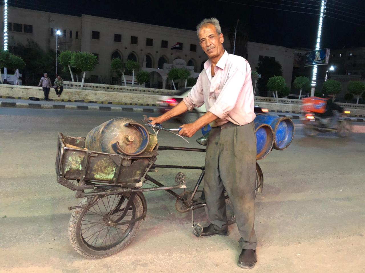 عم رمضان يجوب شوارع المنصورة بدراجة لبيع الأنابيب  (9)
