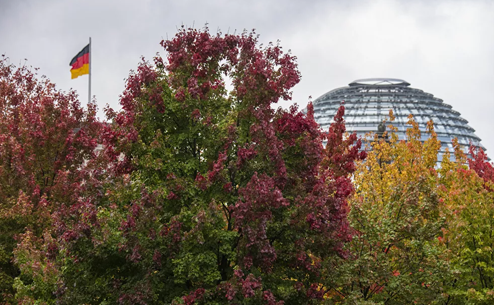 تتزين الأشجار بألوان زاهية أمام مبنى الرايخستا فى ألمانيا