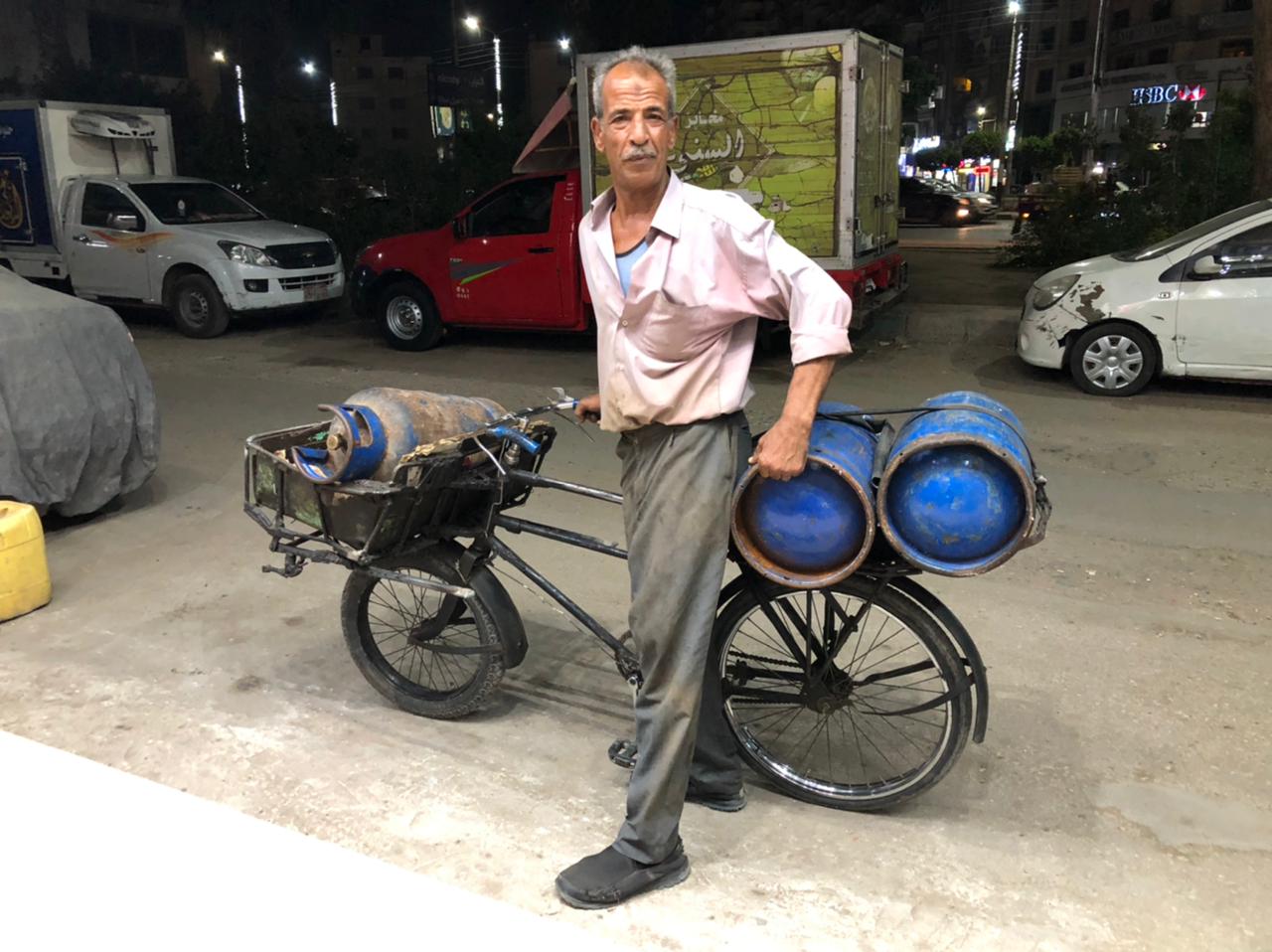 عم رمضان يجوب شوارع المنصورة بدراجة لبيع الأنابيب  (1)