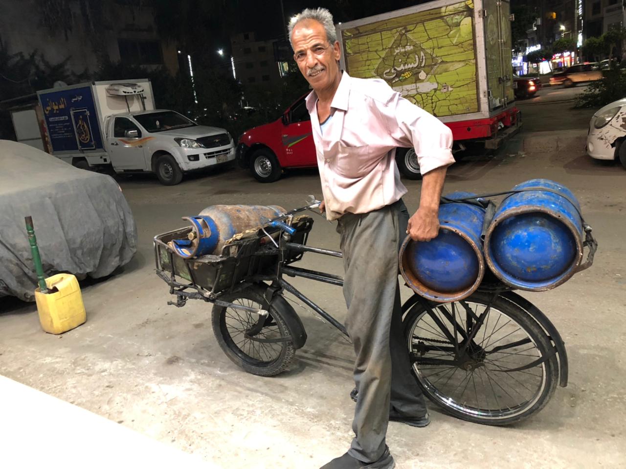 عم رمضان يجوب شوارع المنصورة بدراجة لبيع الأنابيب  (3)