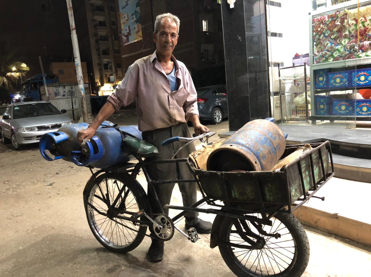 عم رمضان يجوب شوارع المنصورة بدراجة لبيع الأنابيب  (2)