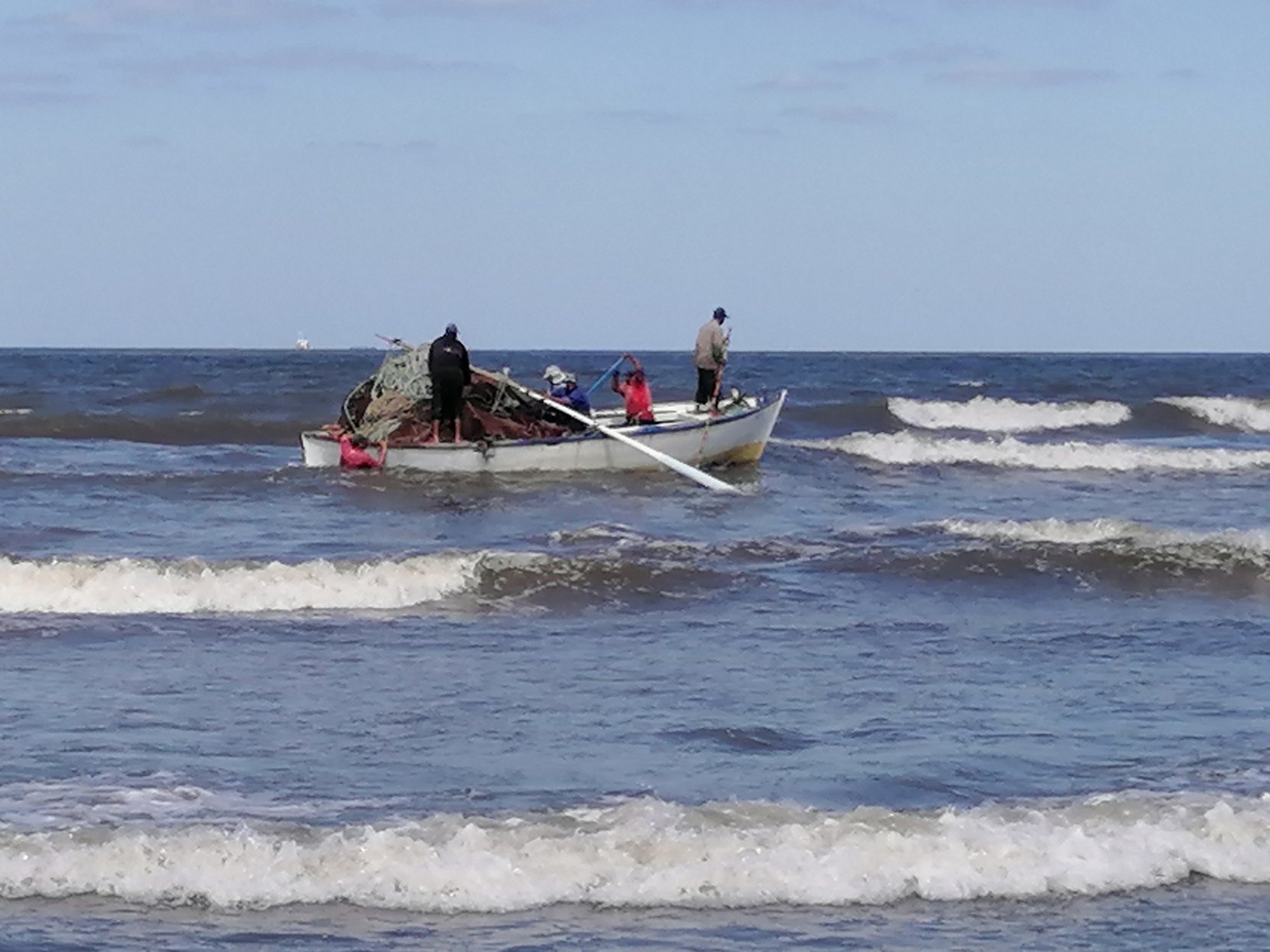 المركب ونزولها لمياه بحر بورسعيد