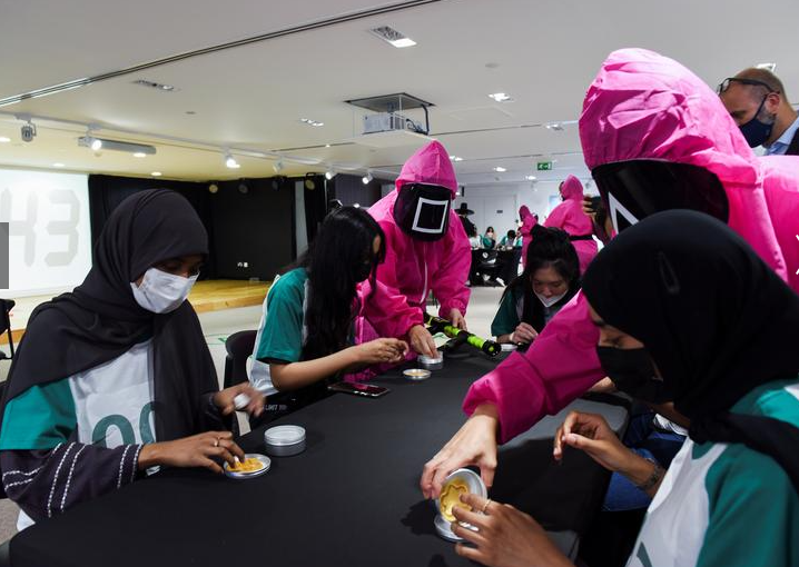 المشاركون يلعبون لعبة التوفي العسل في المركز الثقافي الكوري، في أبو ظبي، الإمارات العربية المتحدة