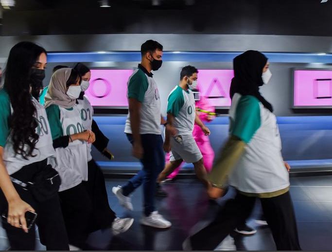 اللاعبون يسيرون خلال حدث لعبة الحبار في المركز الثقافي الكوري، في أبو ظبي، الإمارات العربية المتحدة،