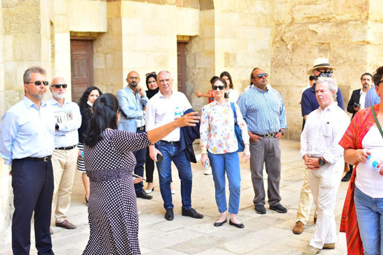 جولة دبلوماسية أوروبية داخل مسجد الماريدانى بالدرب الأحمر (1)