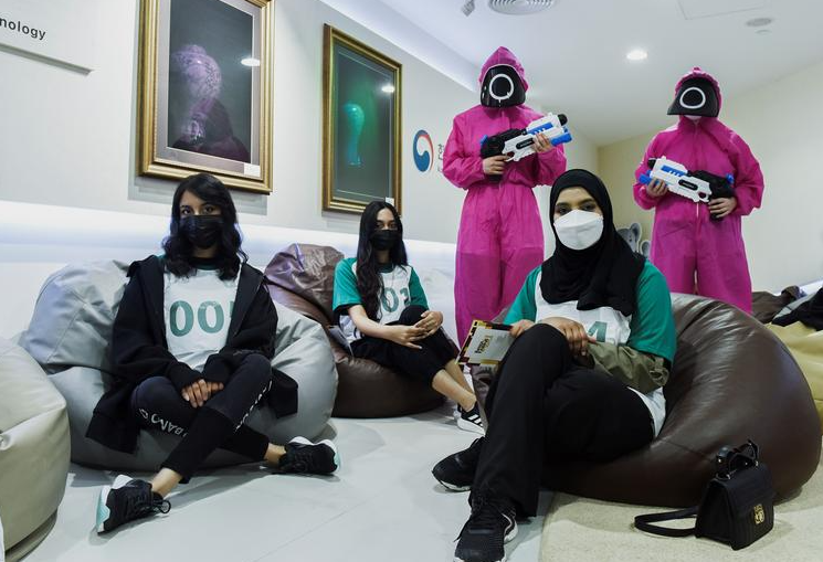 اللاعبون يقفون لالتقاط صورة أثناء اختيارهم للمشاركة للعب لعبة الحبار الواقعية في المركز الثقافي الكوري، في أبو ظبي،